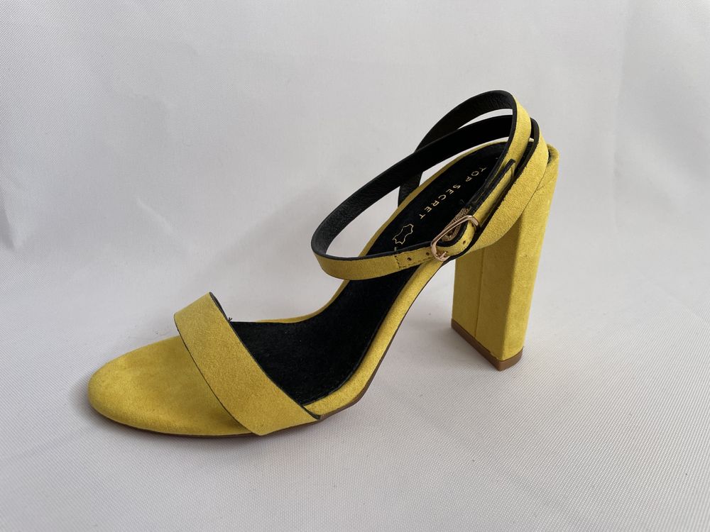 Sandałki na obcasie żółte zapinane