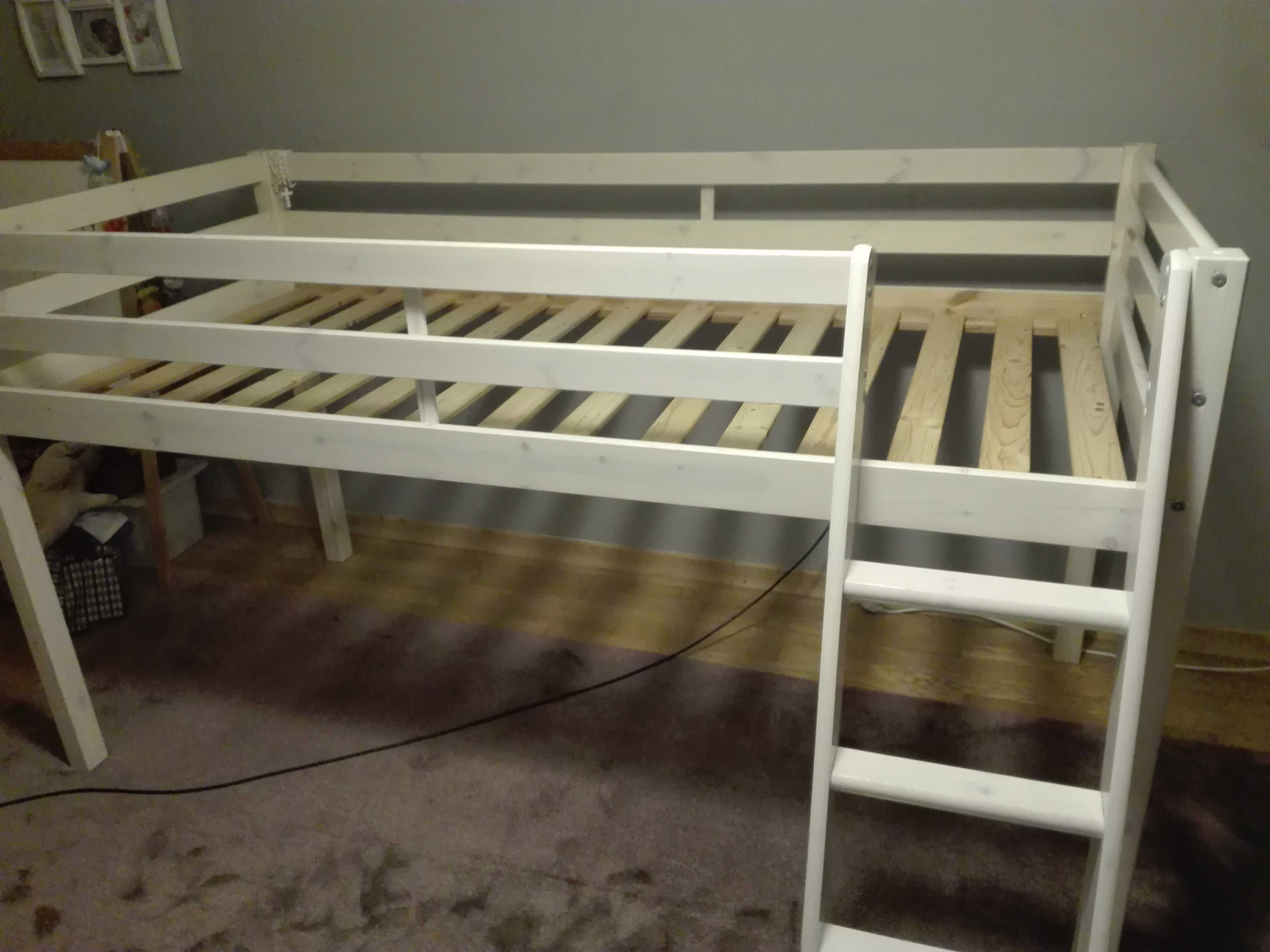 Cama com colchao e escadas para criança