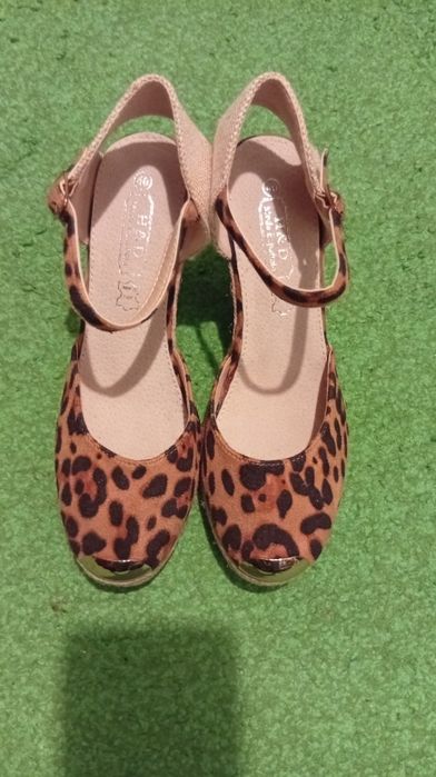 Sapato H & D de senhora N.40