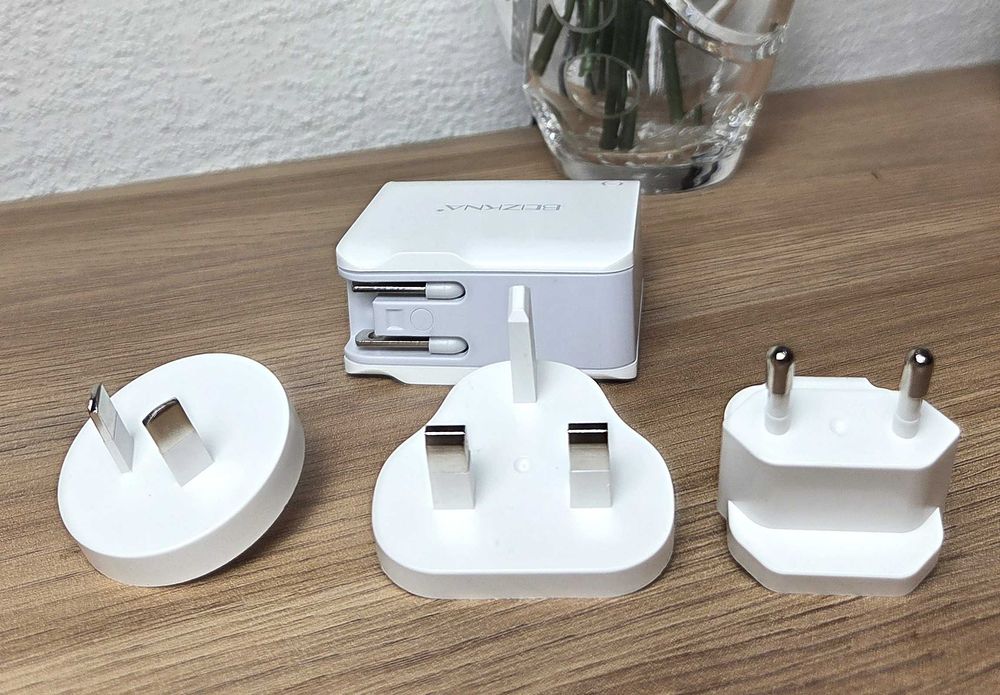 Ładowarka USB z czterema portami I zestawem adapterów podróżnych