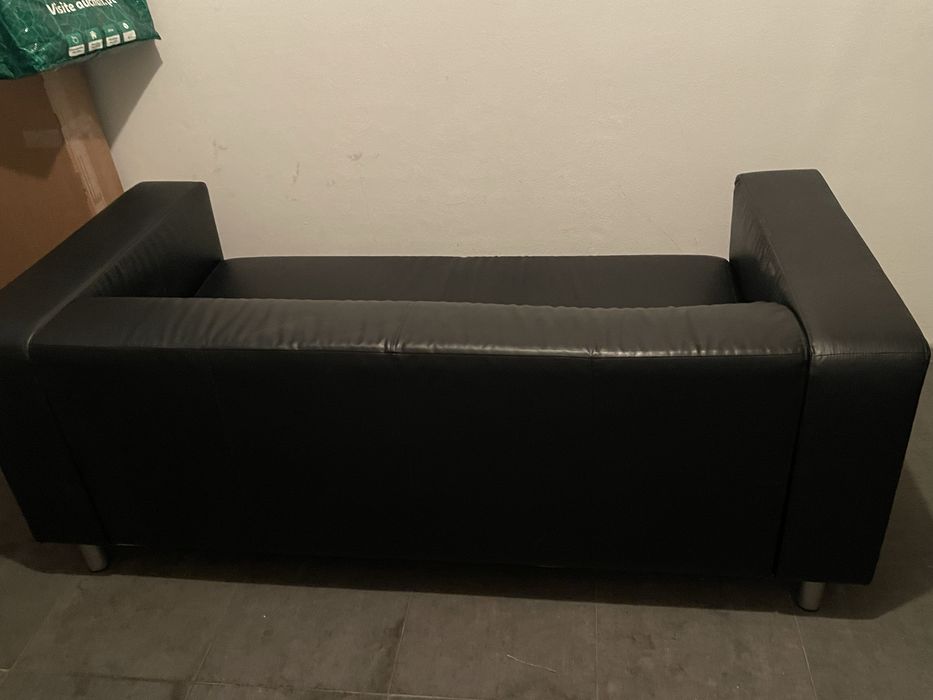 Sofá preto em pele sintetica