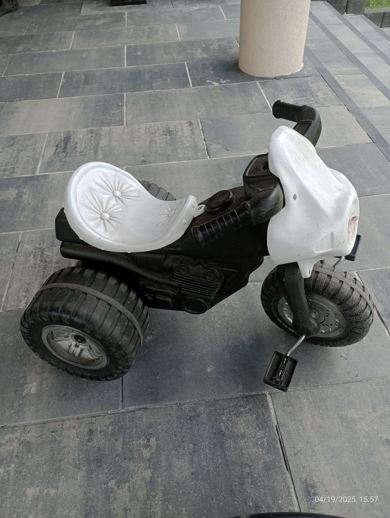 Jeździk na pedały, motor