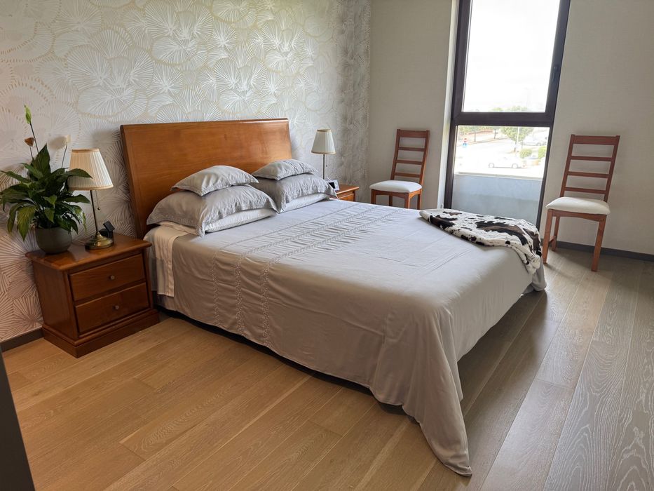 Conjunto de quarto de casal, madeira maciça, muito bom estado