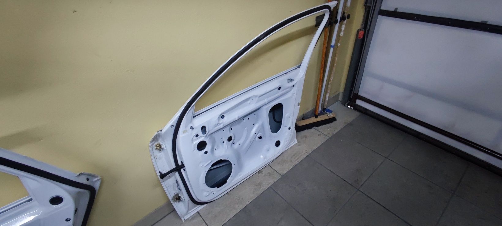 Drzwi prawe białe Audi A4 B9 2017r uszkodzone