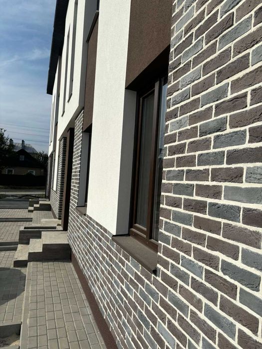 Новий таунхаус з червоної цегли в центральній частині міста. Галина