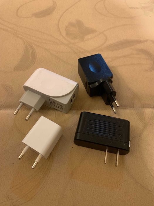 Зарядное устройство с британской вилкой и переходником.