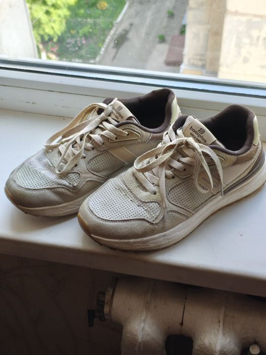 Кроссовки женские