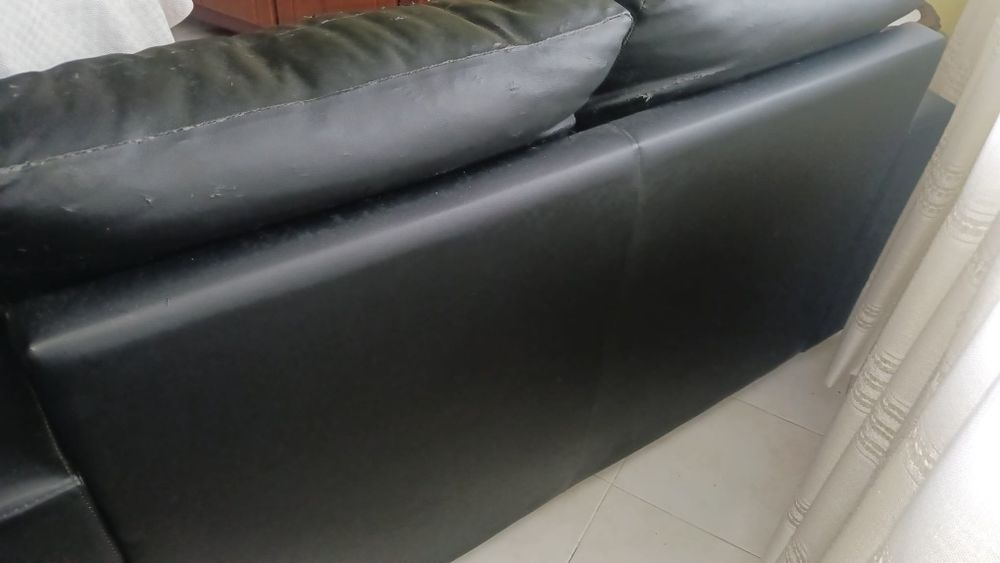 Sofá preto em pele sintética 2 lugares - Preço negociável