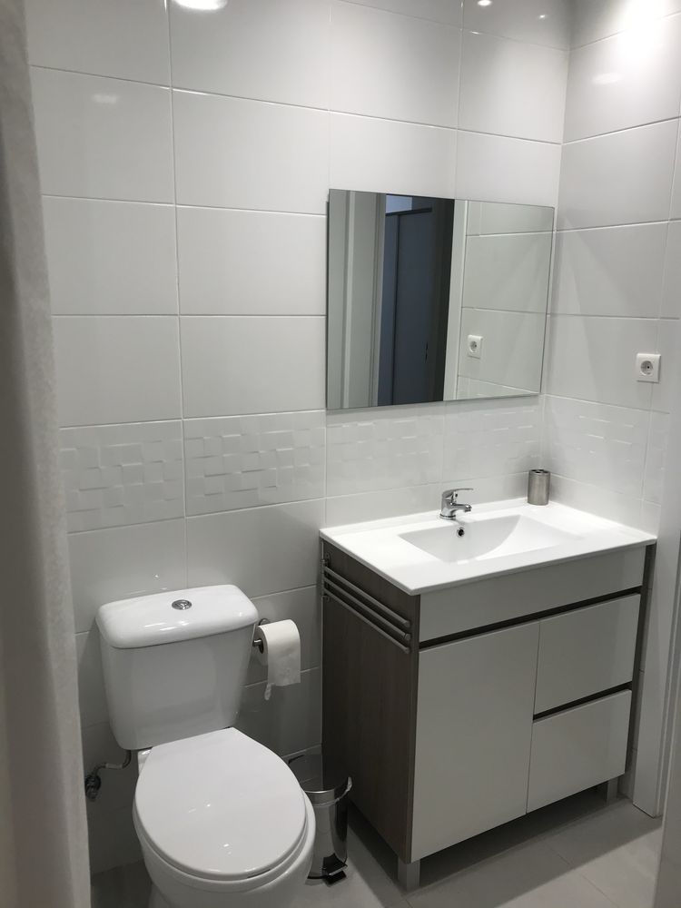 Room w/ private WC and kitchen near Porto universities