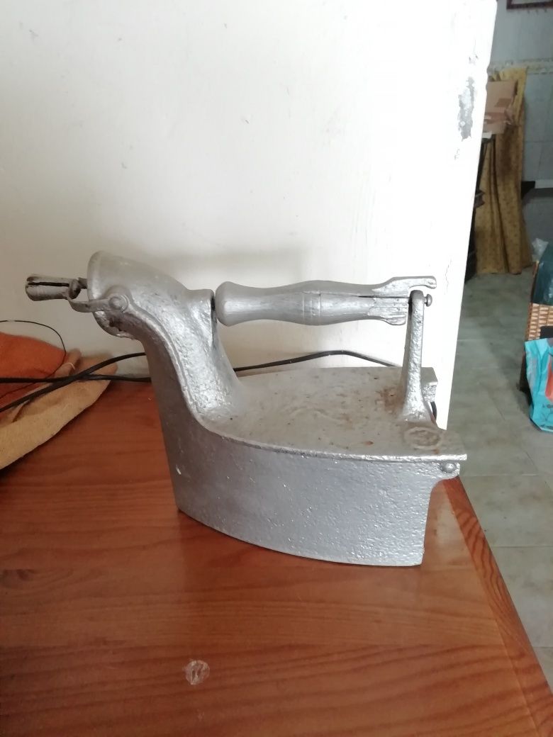 Ferro de engomar antigo