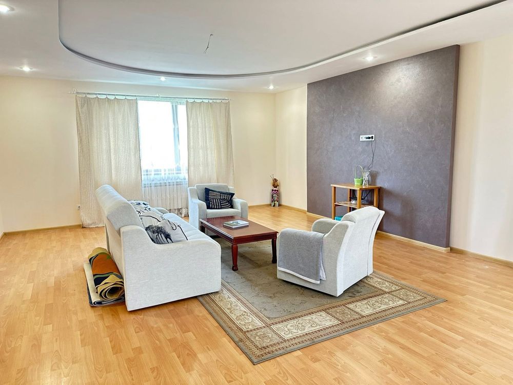 Оренда сімейного будинку біля міста — 300 м²