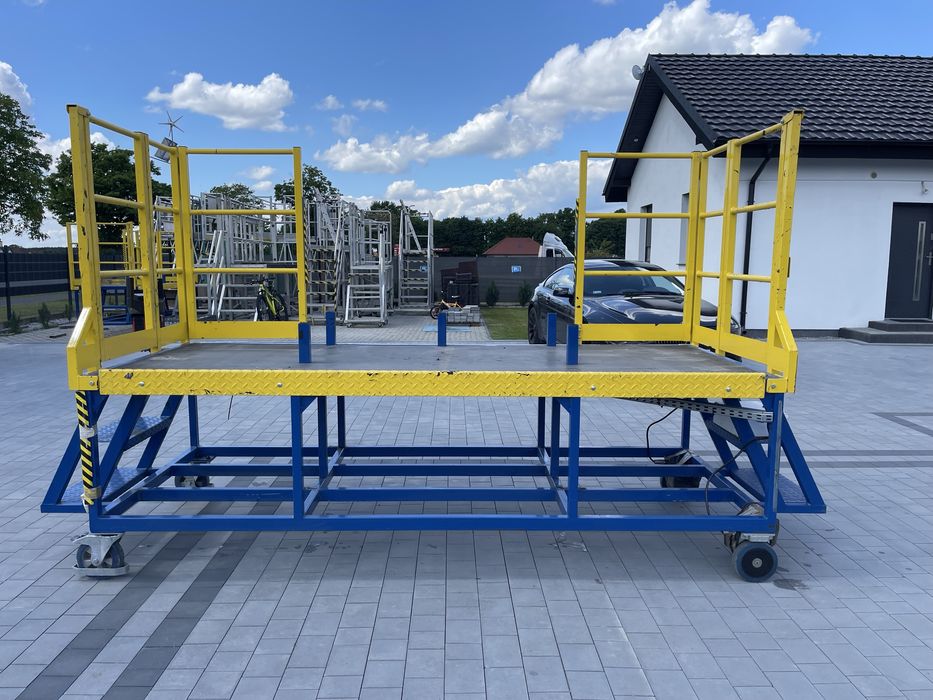 Podest jezdny akumulatorowy. Rampa. Drabina magazyn. Platforma.