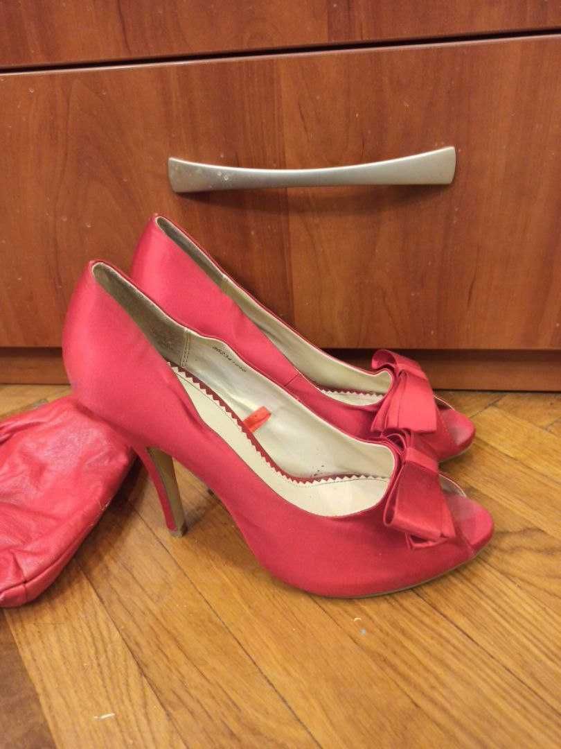 Красные туфли женские