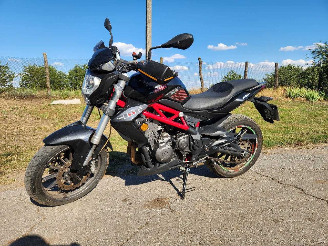 Benelli tnt 300 2015