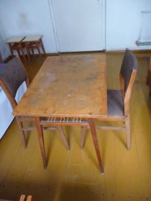 zestaw stolik patyczak i 2 krzesła tapicerowane z okresu PRL