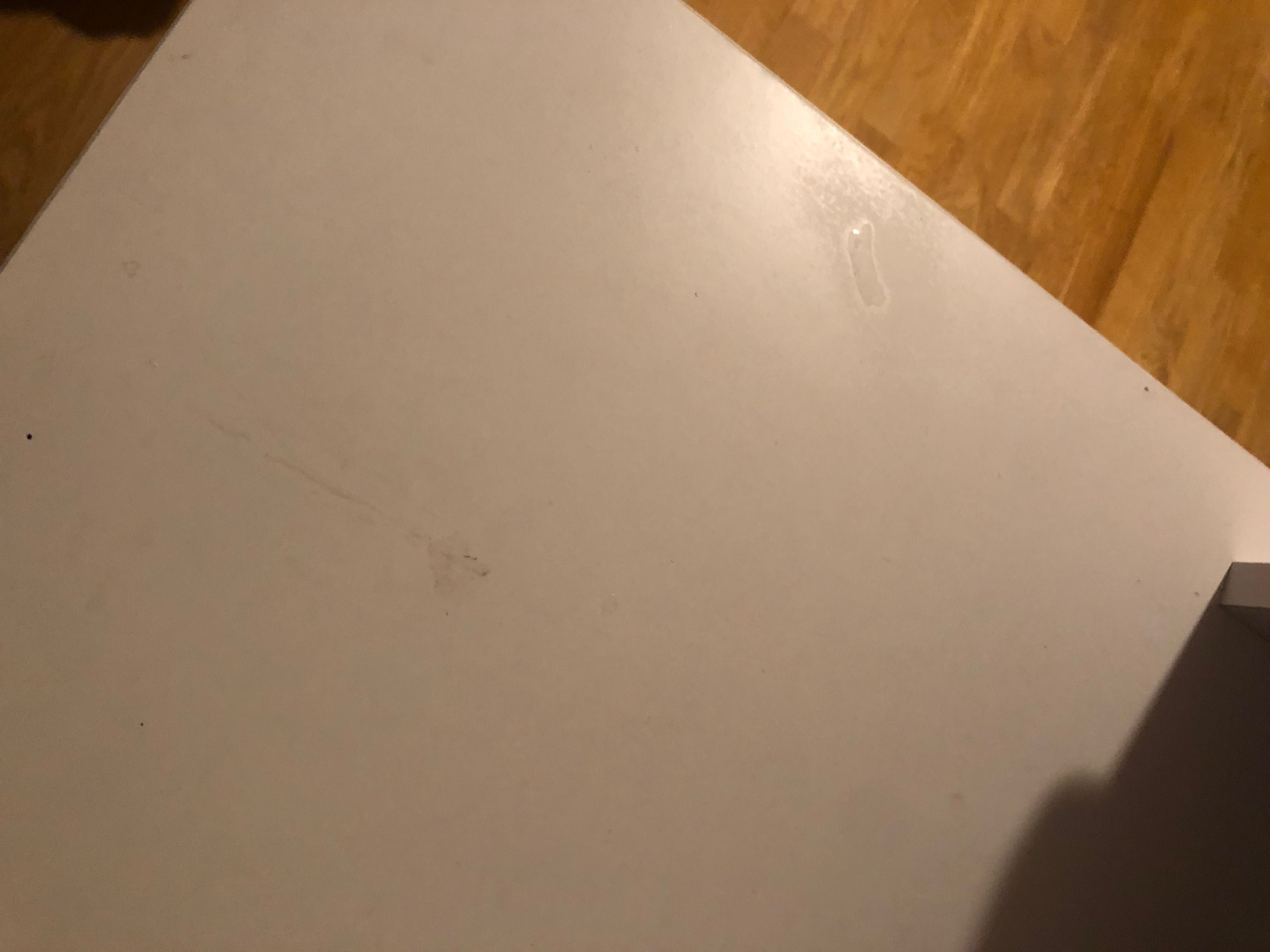 Białe biurko z nakładką od stolarza