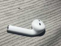 продам один навушник правий airpods 2