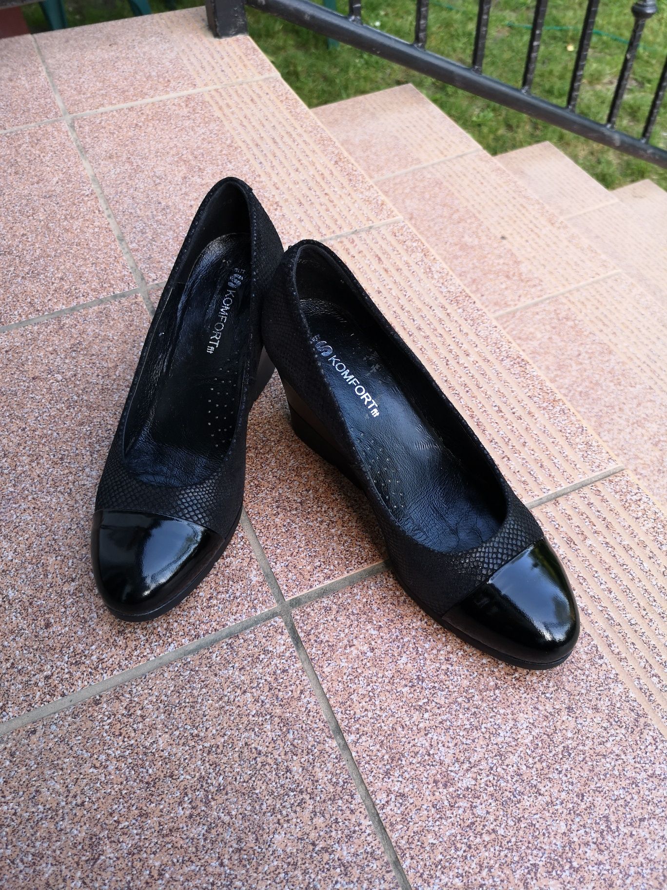 Czarne skórzane buty na koturnie BUT-S 38