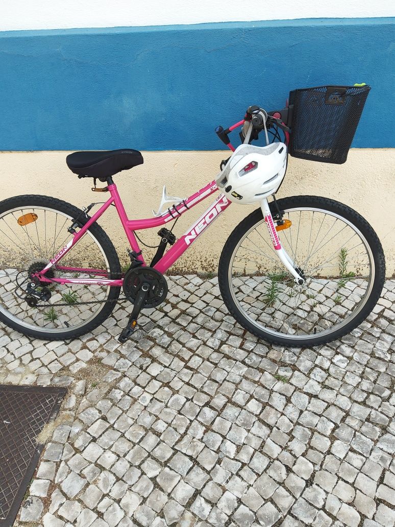 Vendo bicicleta com capacete e cesto