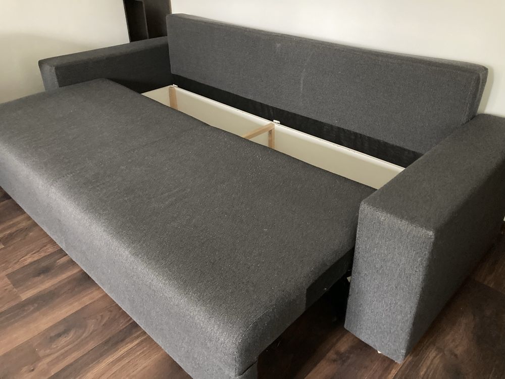 Wygodna kanapa / sofa 3-osobowa z funkcją spania i pojemnikiem + puf