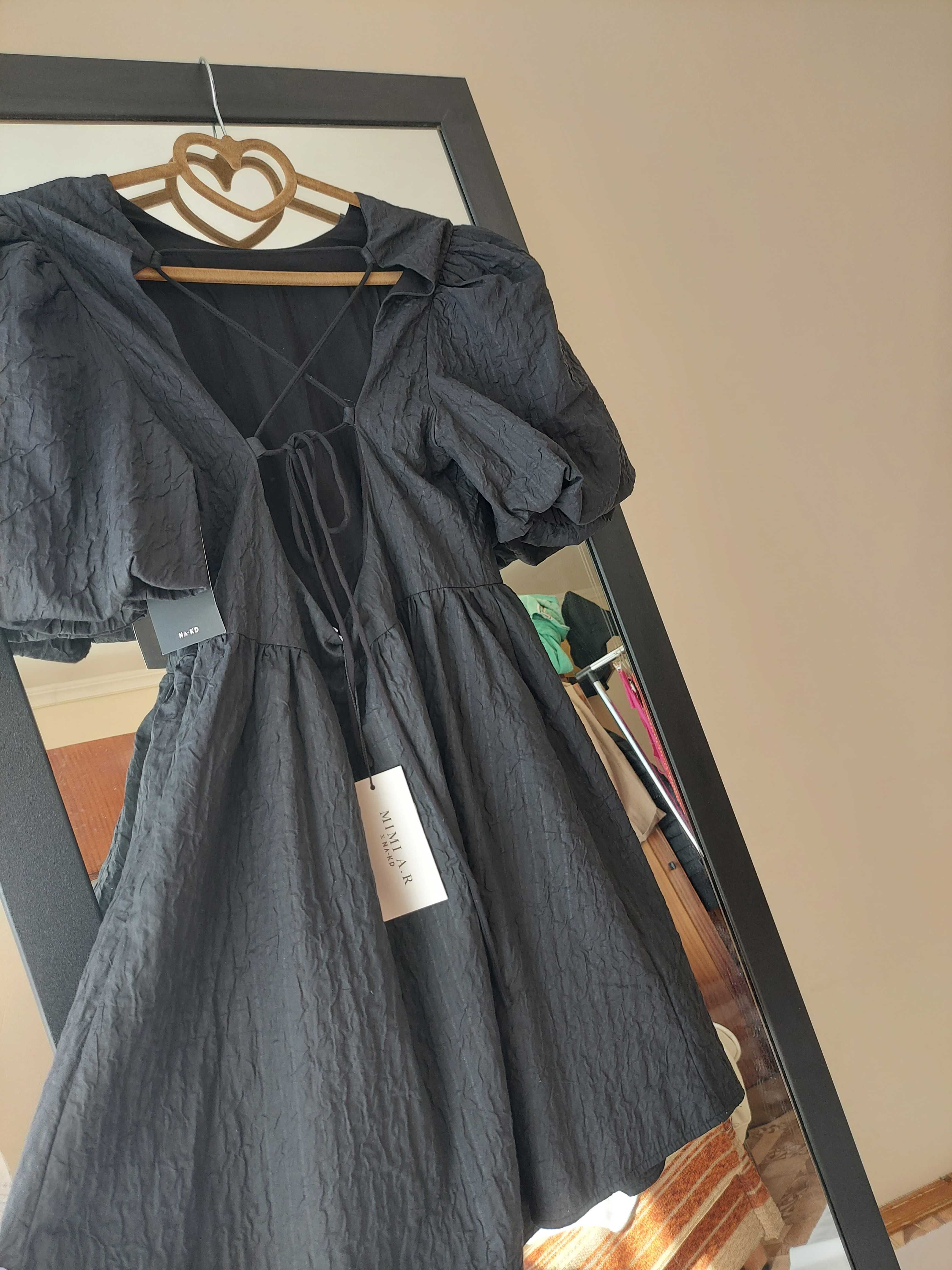 Чорне плаття з голою спинкою від NA-KD