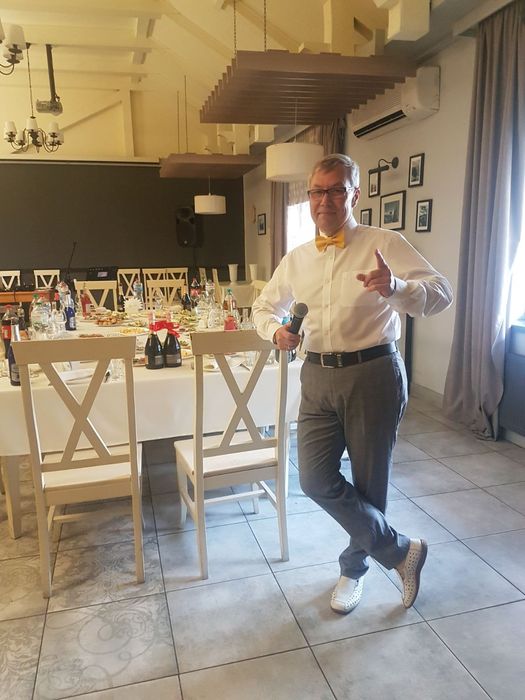 Веселий ведучий, музич. супровід, живий спів на новорічний корпоратив