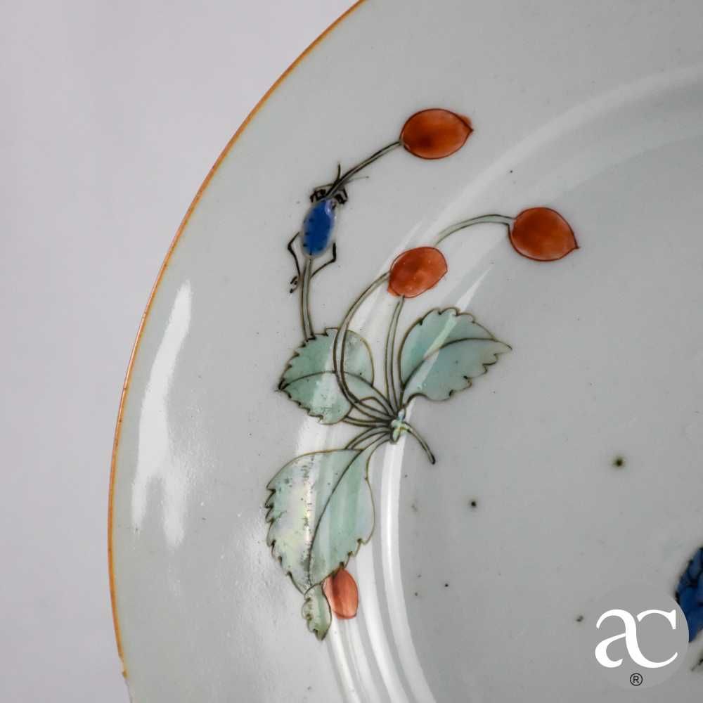 Prato porcelana da China período Yongzheng séc. XVIII, flores e inseto