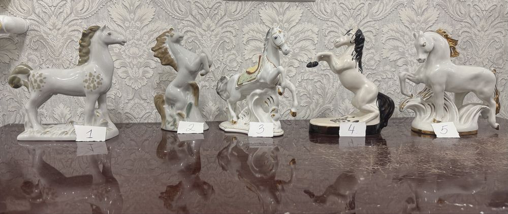 Коллекционные фарфоровые лошади.