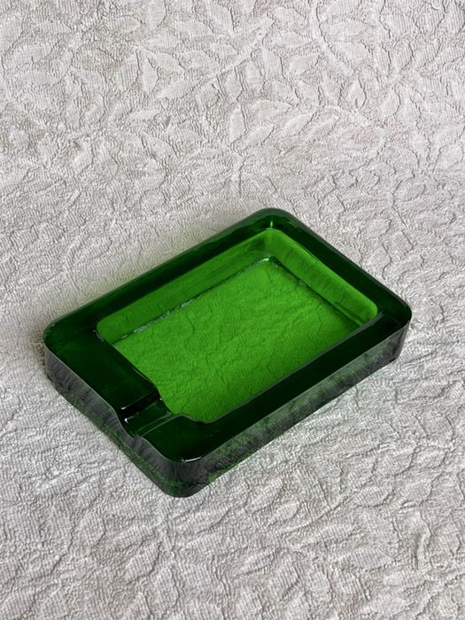 Cinzeiro de vidro pesado de cor verde garrafa vintage