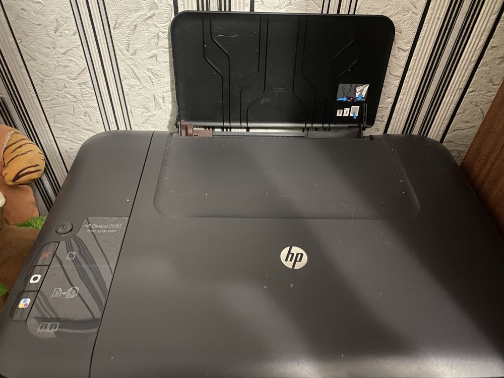 Принтер HP Deskjet 2050 (3 в 1)