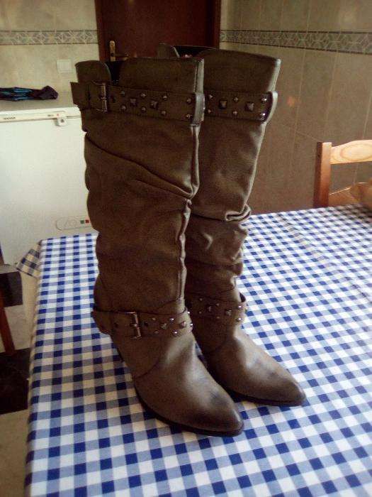 Botas de cano alto.