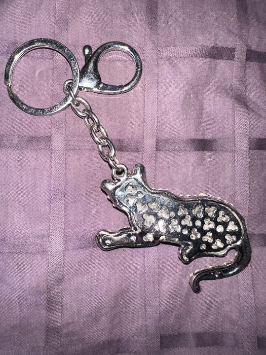 Гарний ефектний брелок брілок пума кішка