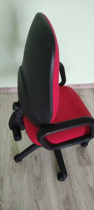 Офисное кресло с регулировкой и на роликах