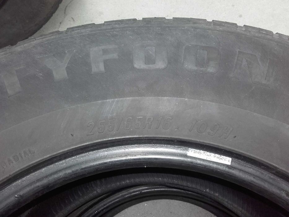 Vendo Pneus Typhoon 255/65R16
