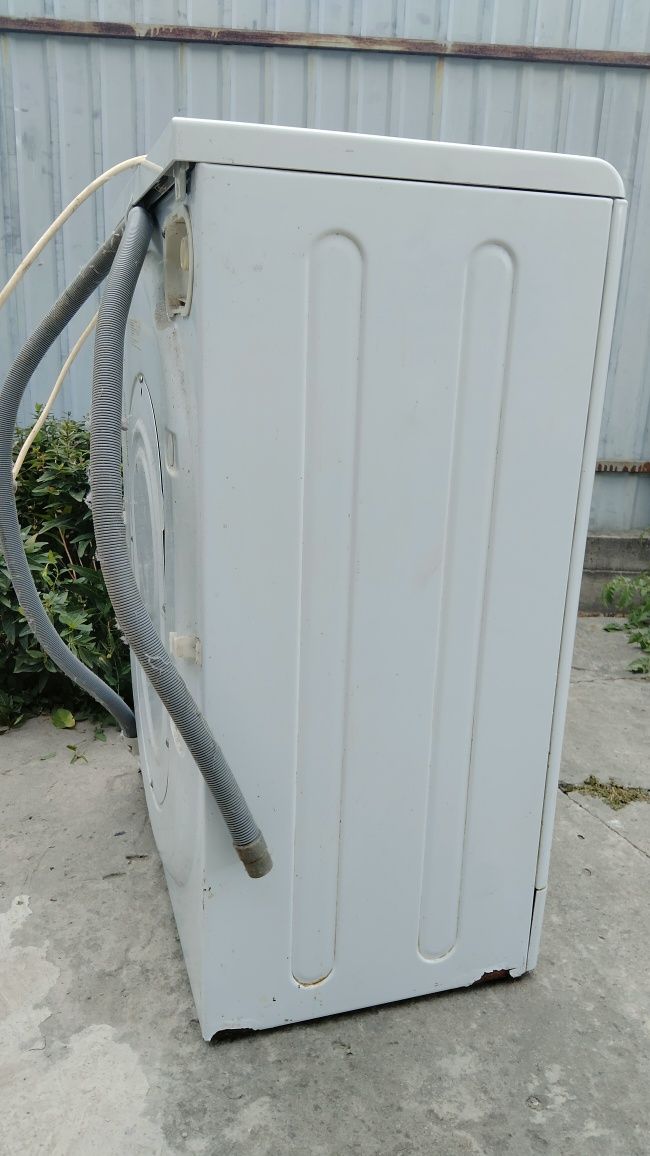 Продам пральну машину Indesit IWSB-5105