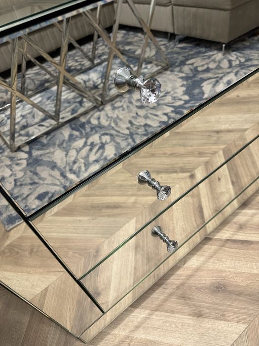 Komoda lustrzana z krysztalowymi uchwytami