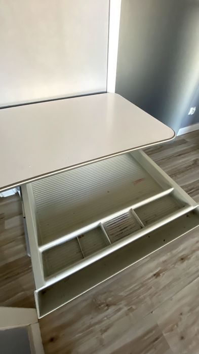 Biurko dziecięce z regulowanym blatem i wysuwaną szufladą