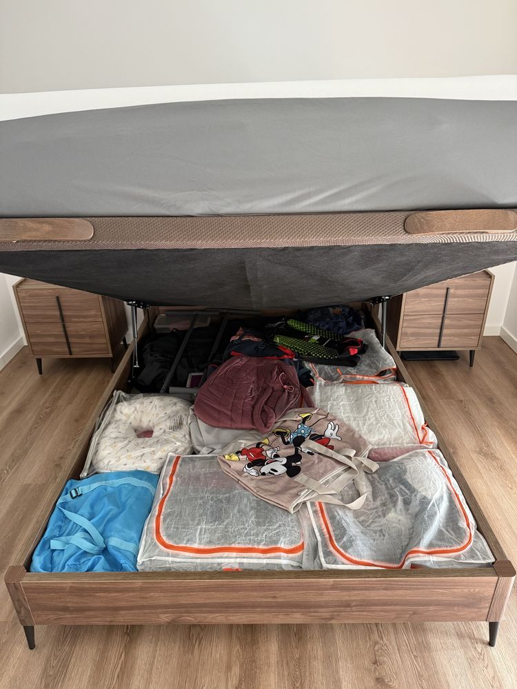 Cama de casal com arrumação