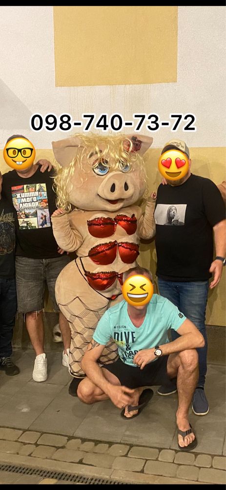 Большой белый мишка. Мишка, Стриптизерша. Аниматор. Заяц