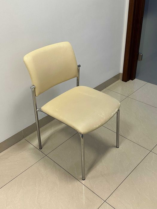 Trzy krzesła konferencyjne używane