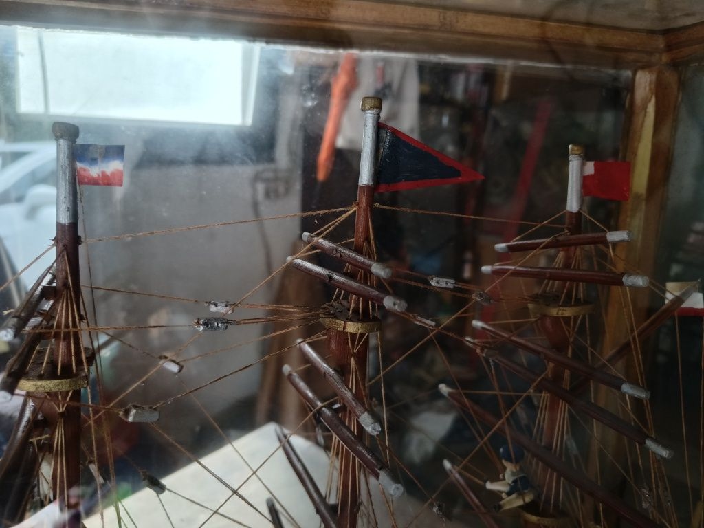 Duży model statku w gablocie szklanej