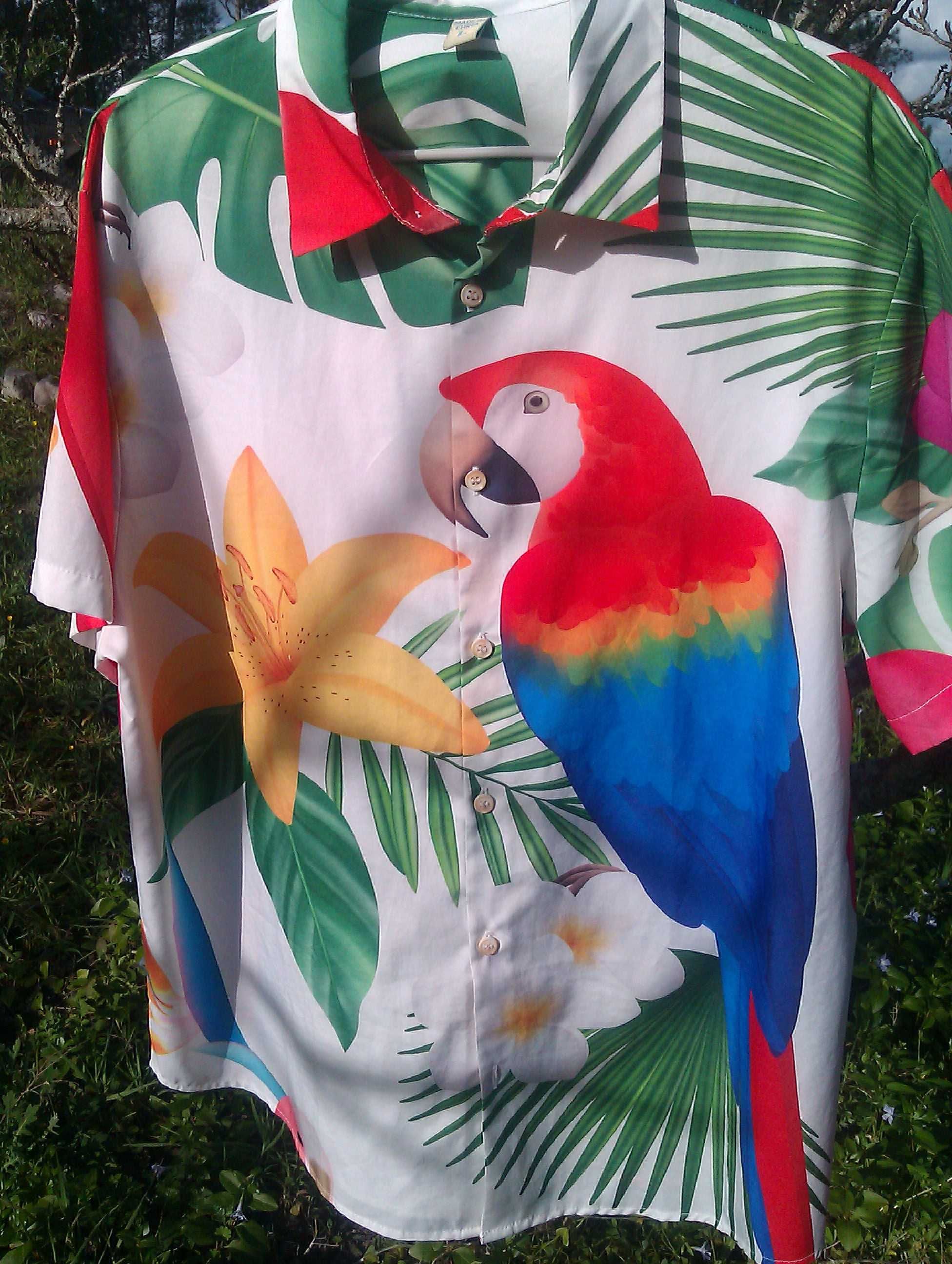 Camisa Havaiana com padrão papagaio.