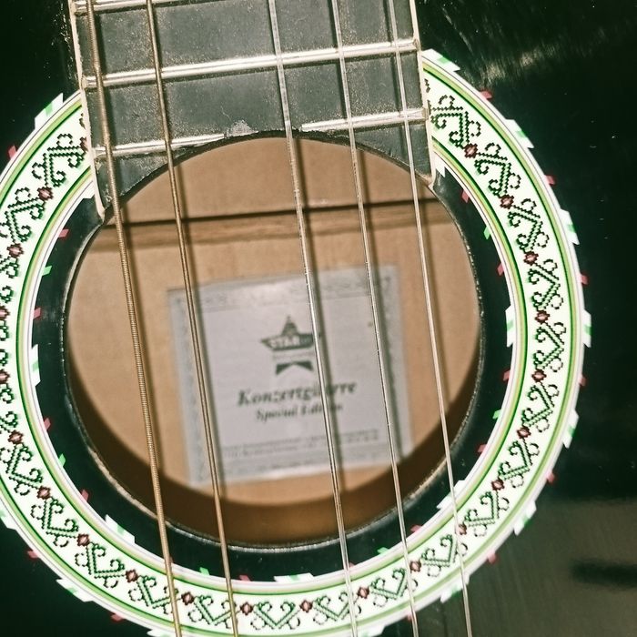 Gitara klasyczna, akustyczna.