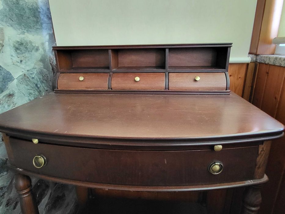 Escrivaninha em madeira