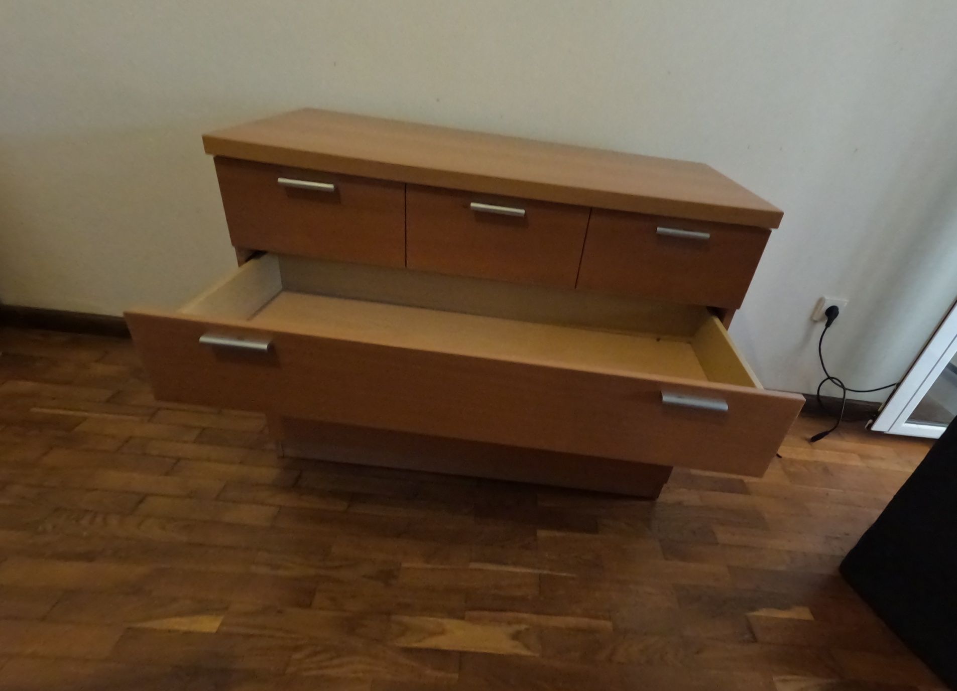 Conjunto: Cama, mesinhas de cabeceira e movel