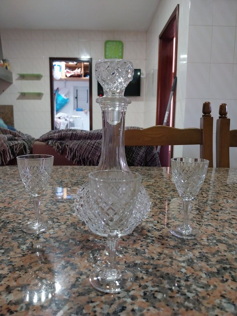 Conjunto de garrafa com 3 copos de cristal