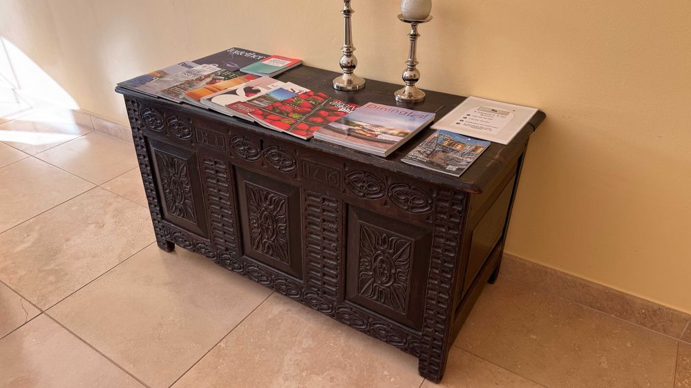 Mobiliário antigo de madeira do ano de 1716.