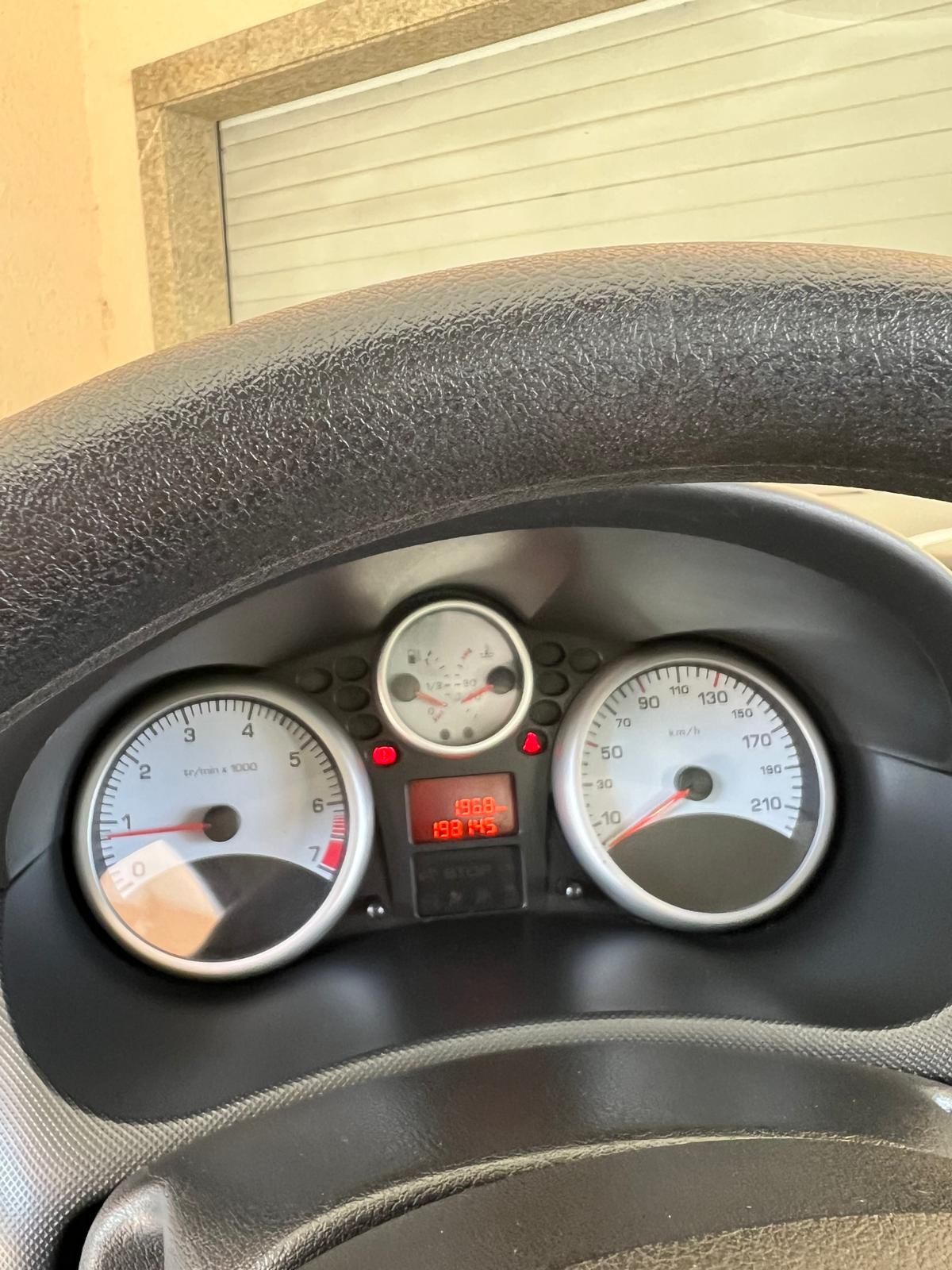 Como novo. 206 +