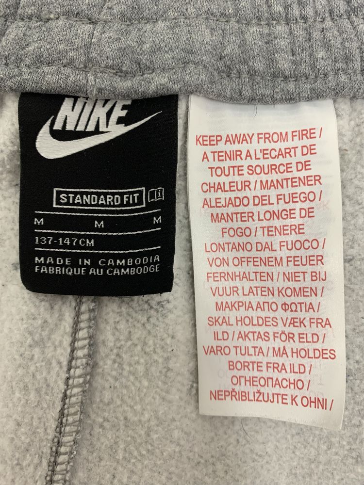 Костюм Nike. Б/в.Тільки Луцьк.Дитячий.Розмір- М. (137-147 см)