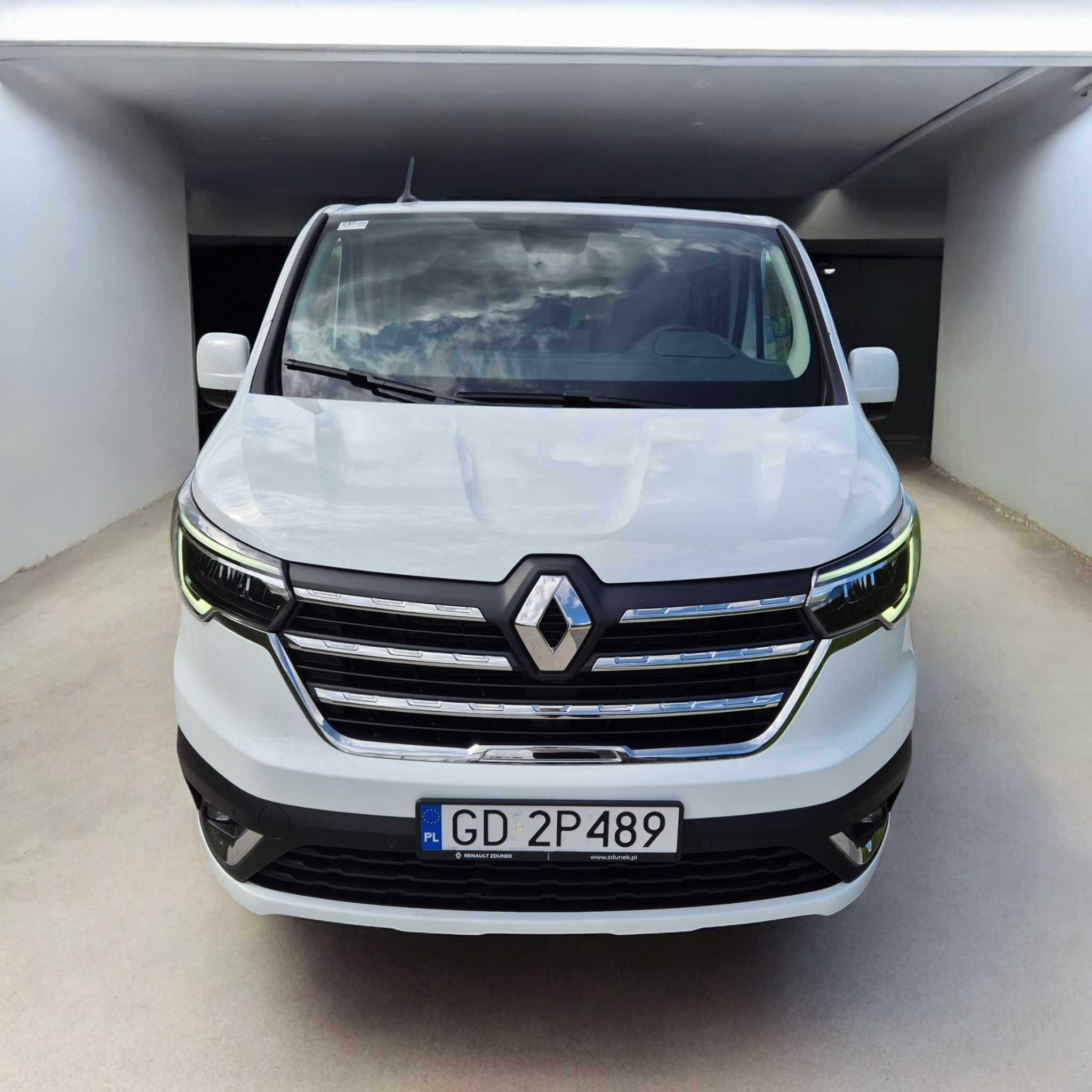 Wynajem Busa 9-Osobowy Renault Trafic Long, Nowy Model, 150 KM